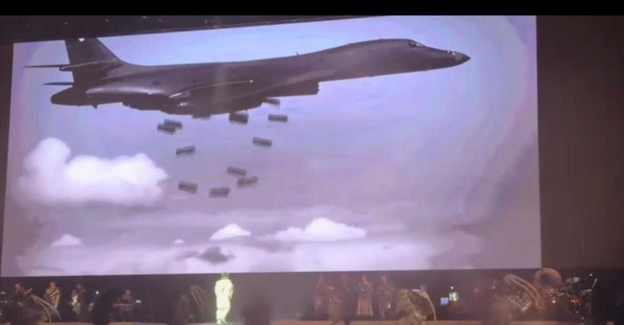 陈奕迅日本演唱会播放空投炸弹画面陈奕迅这波舞蹈造型是专门设计过，尤其最后那颗大