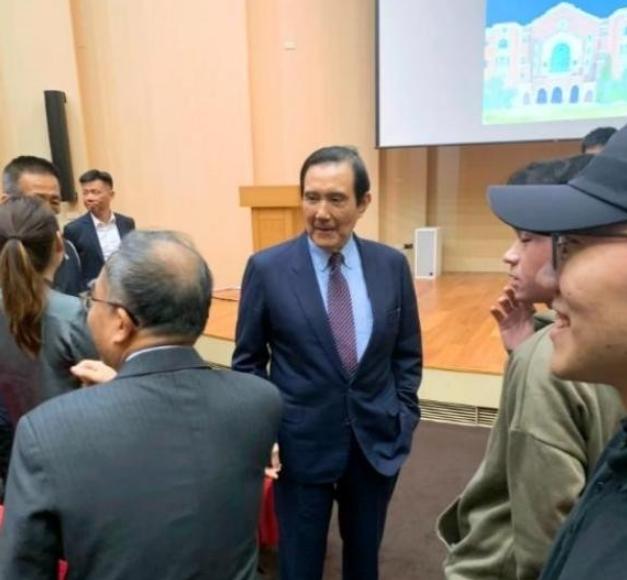 台湾地区，长期阻碍中国统一就是马英九。这个人非常之狡猾！在他担任地区领导人期