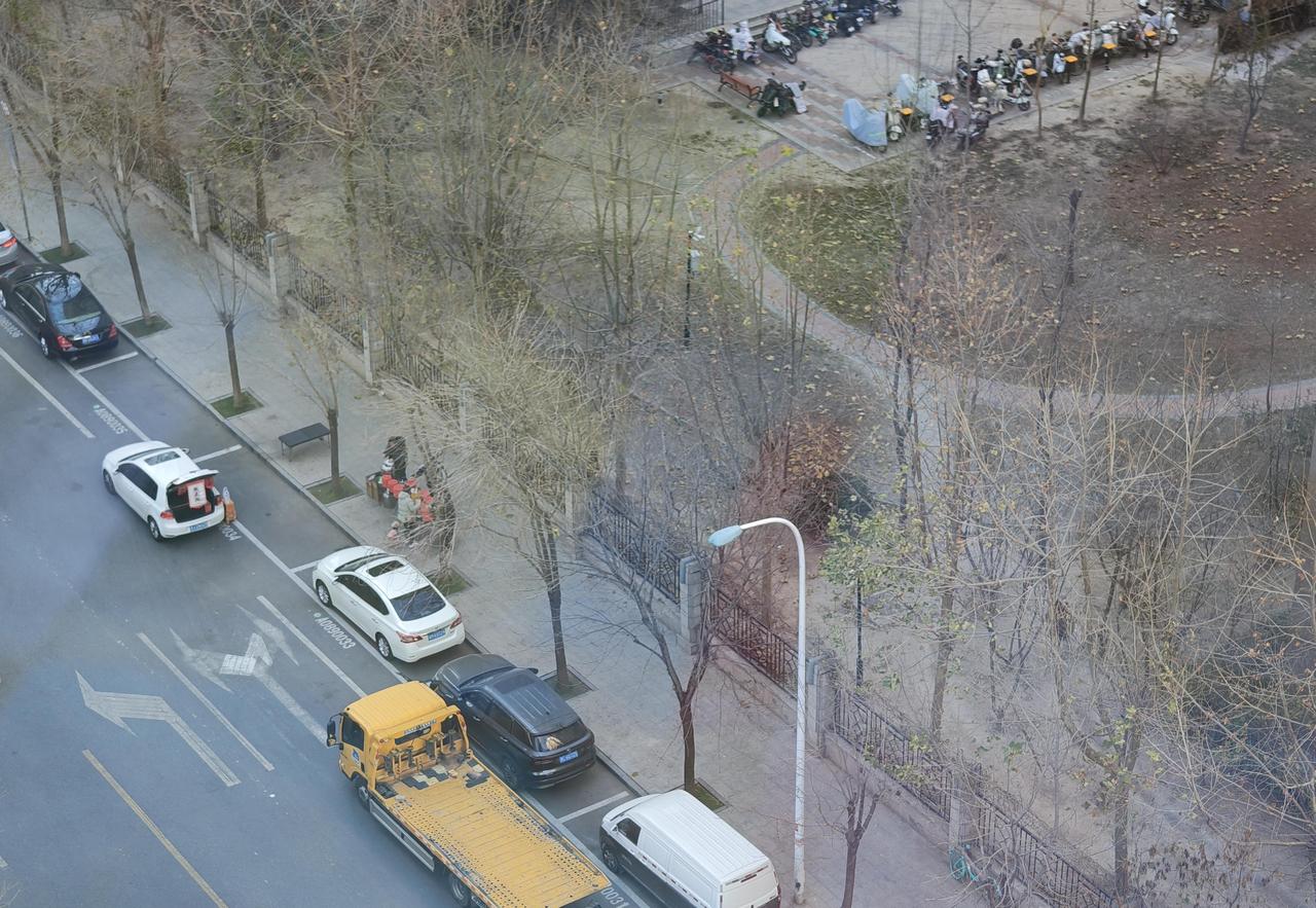 每天11点左右，就有一辆白色小轿车停在小区马路边上。随后下来一男一女，大概有50