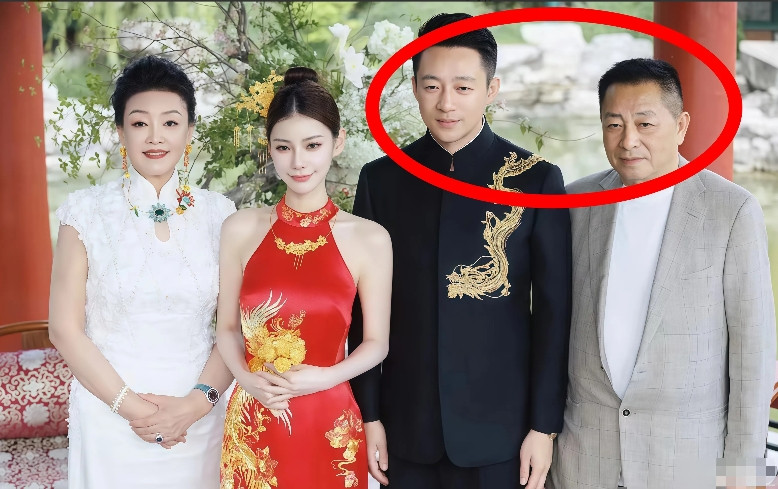 看了汪大爷和儿子汪小菲的合影，不禁感叹汪家基因真的强大！汪大爷和汪小菲那个眼