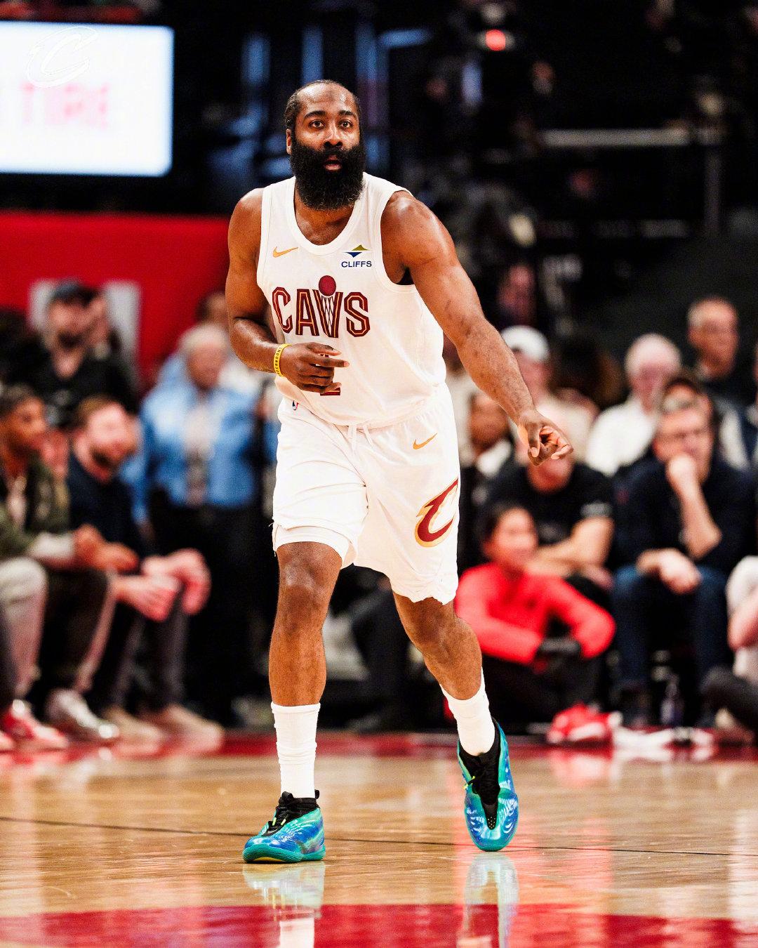 哈登今天“只”打了33分钟！准确点说是打了33分钟8秒，上场时间依旧被控制在3