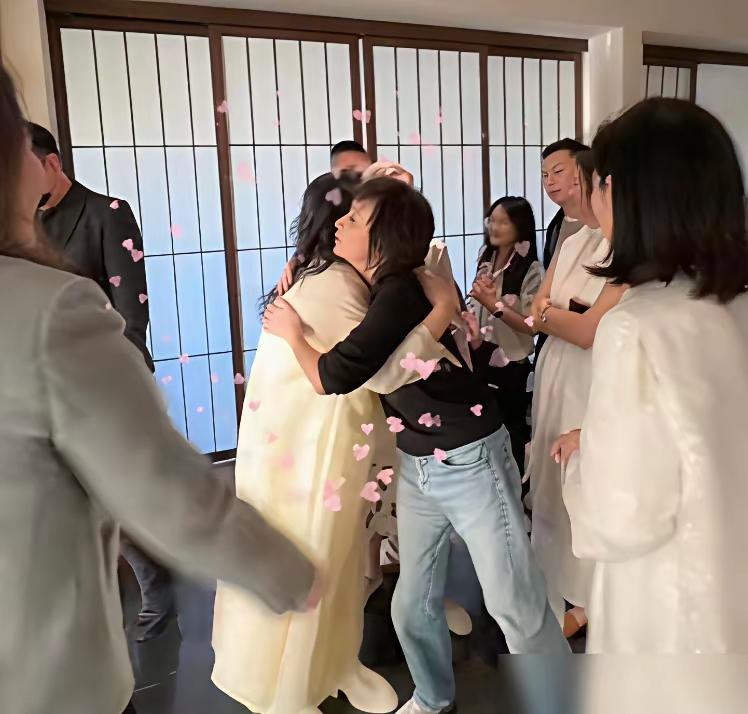 刘嘉玲那个拥抱，十几秒，比千言万语都有分量。北京那场活动，60岁的她抱着6