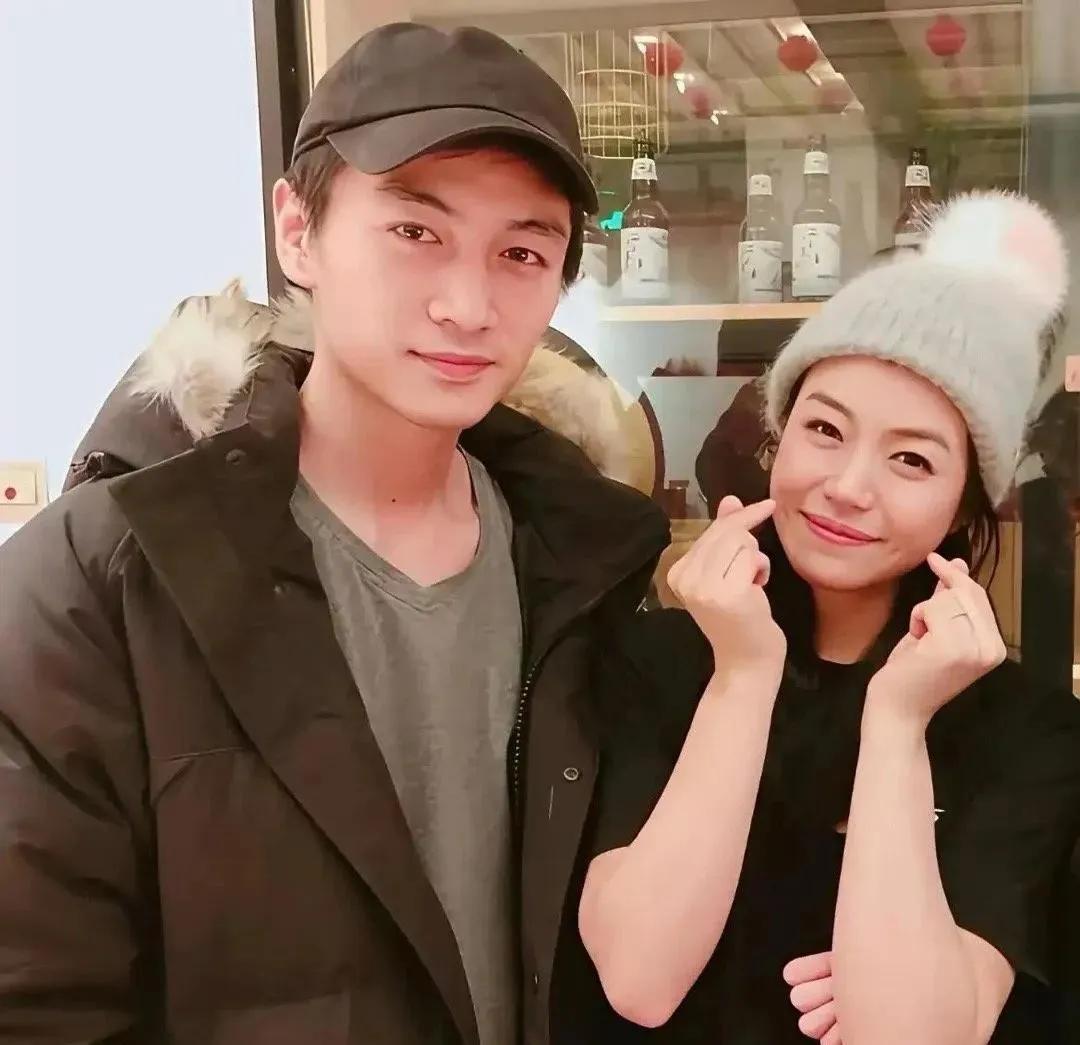 娱乐圈曾甜出圈的“神雕侠侣”，离婚后体面全碎。女方被男方核心大粉网暴整整7年，男