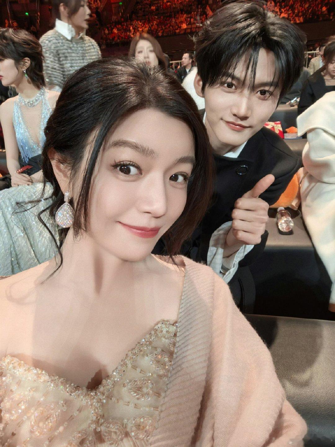 周柯宇晒与陈妍希自拍周柯宇陈妍希自拍发出来了周柯宇晒与陈妍希自拍，周柯宇陈妍希