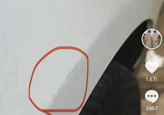 辽宁沈阳，男子将自己140万的路虎车停好，刚准备下车走人，突然听到“砰”的一声，