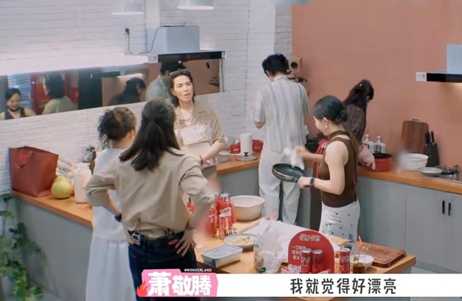 萧敬腾坦言对妻子一见钟情，说:“我见到她我就觉得好漂亮，然后我觉得她给我很大的安