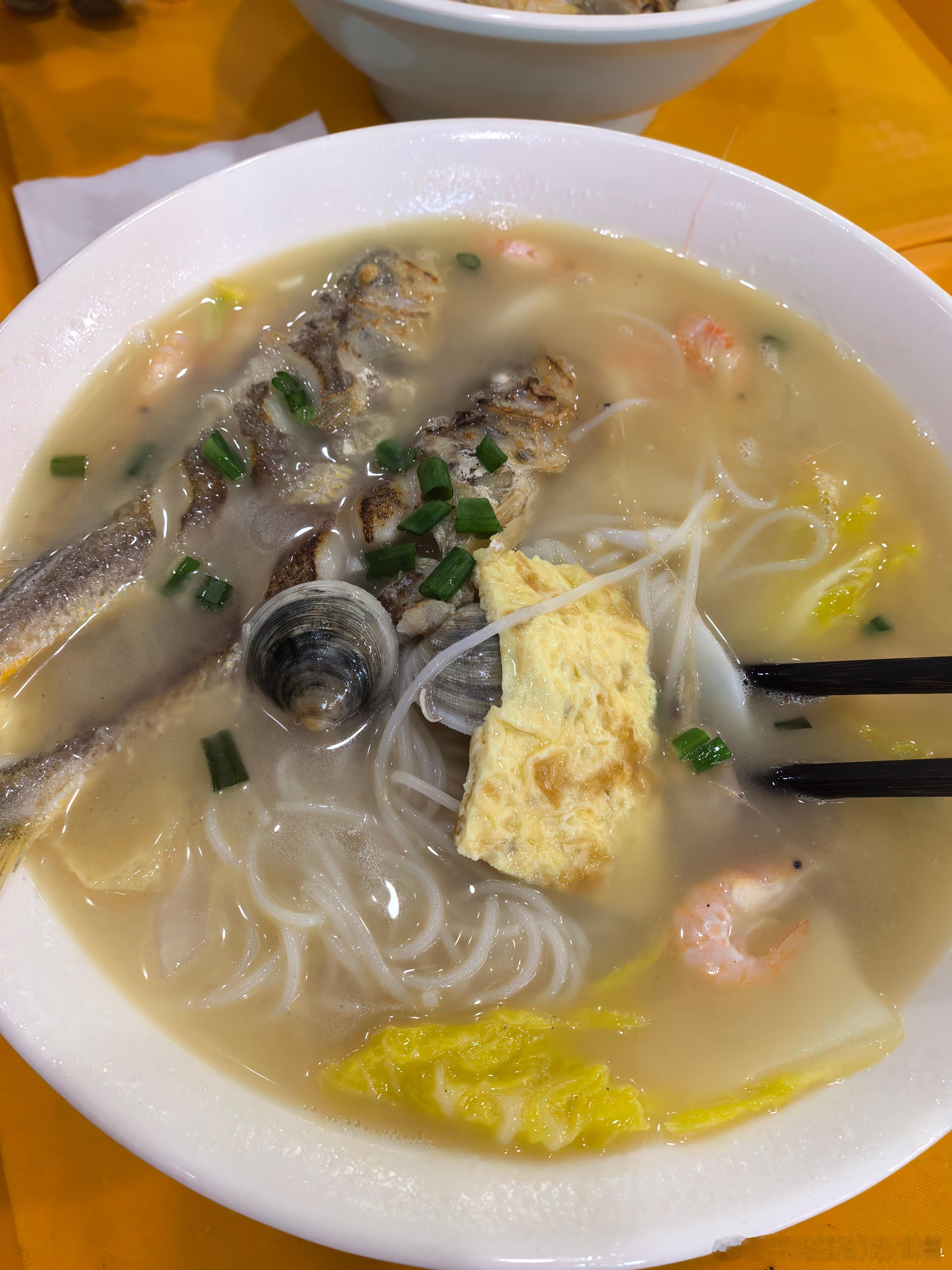 早上到现在。终于是吃上饭了。是中饭也是晚饭。还是这个海鲜面好吃。我吃的米线。