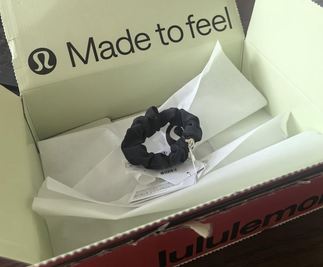 Lululemon一款定价80元的带徽标发圈彻底卖爆了，多个电商平台官方店铺都显