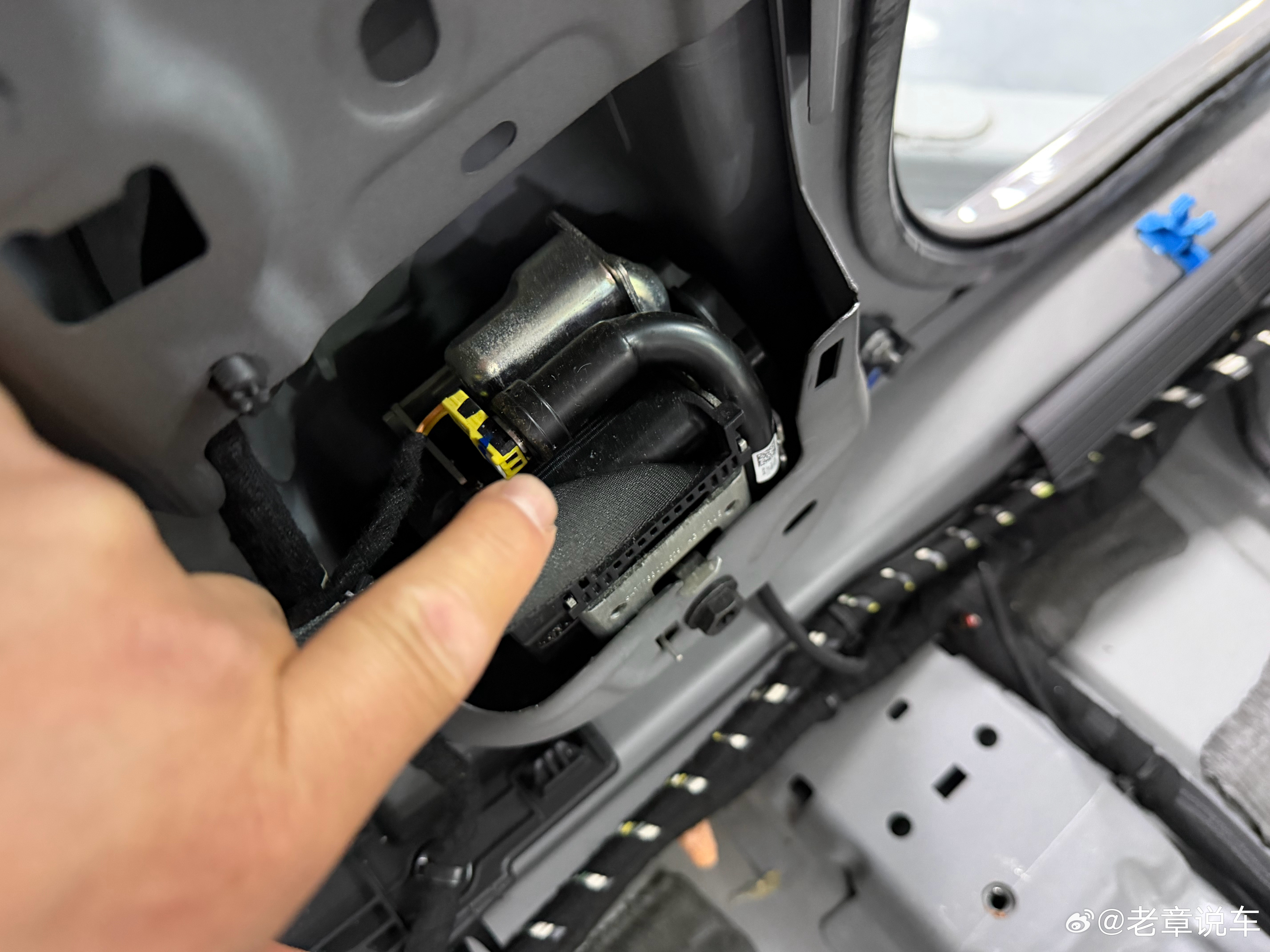 你不知道的法系车设计有哪些？图一，车门最下面的饰板，它是可以将图二的整个门槛包裹