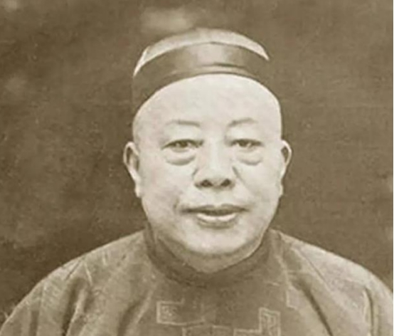 1922年，黄金荣告诉妻子林桂生：“我要娶露兰春，你交出正室之位和家里的财政大权
