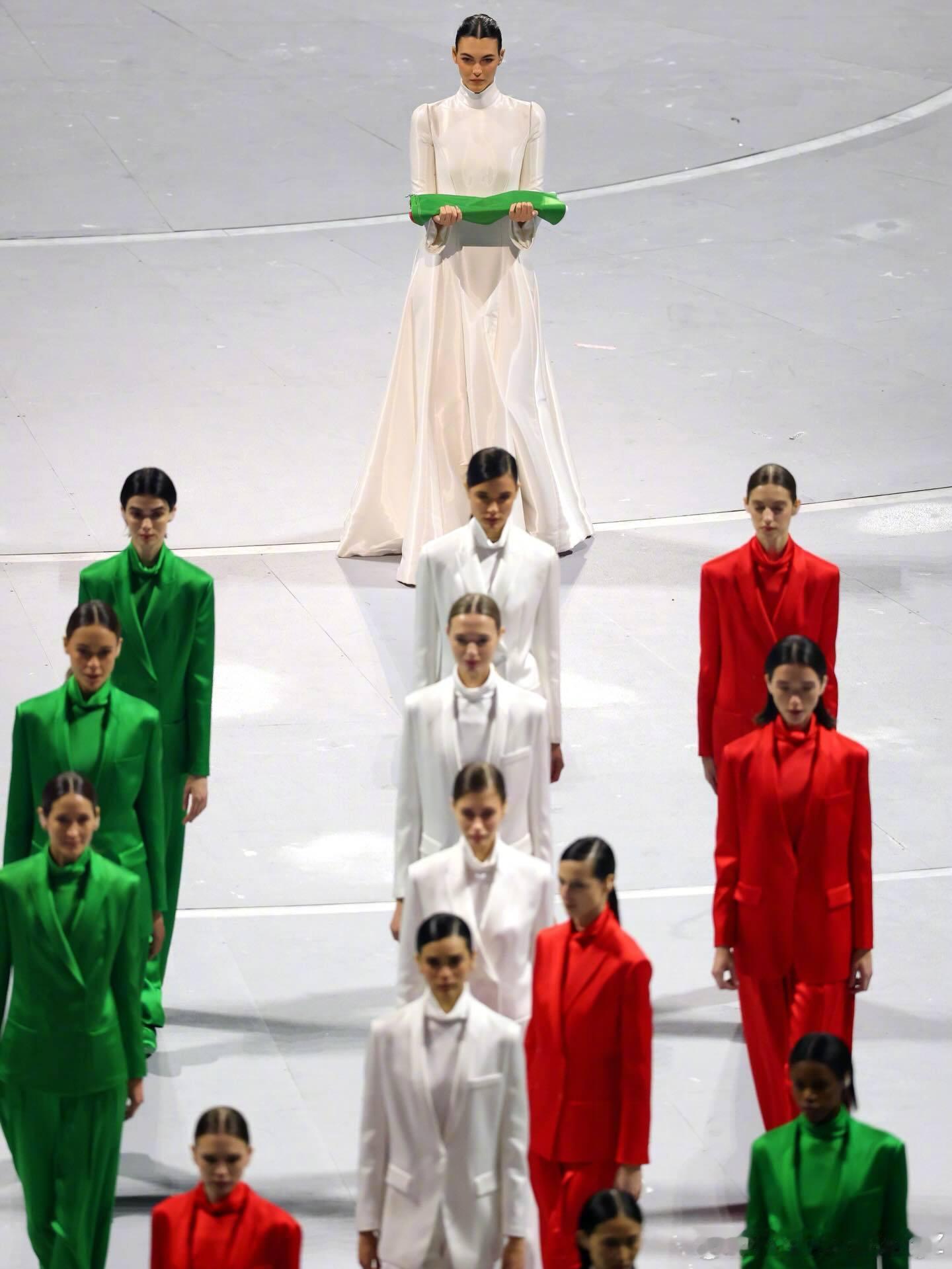 米兰冬奥会，超模VittoriaCeretti身着一袭GiorgioA