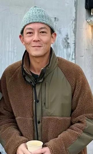 陈冠希素颜近照，怎么老成这样了！2026年1月初，网友在日本滑雪场偶遇陈冠希