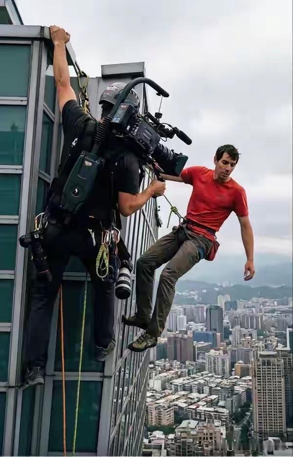 本以为徒手征服101大厦的霍诺德是个狠人，可没想到他旁边的那位摄影师竟然也是个狠