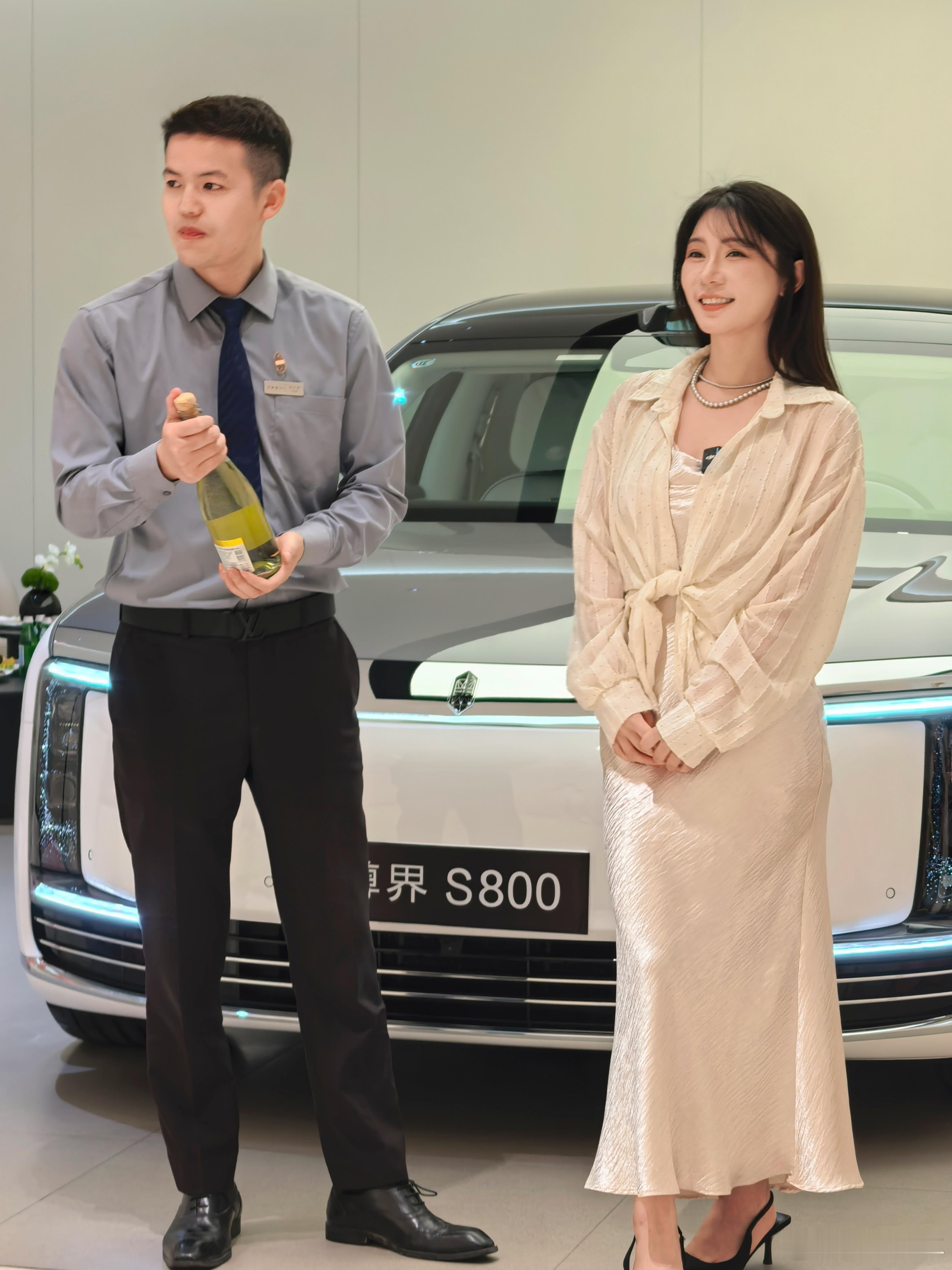 提尊界S800仪式感是真不错，香槟、鲜花、礼炮，全给我安排上，太开心啦[大笑]