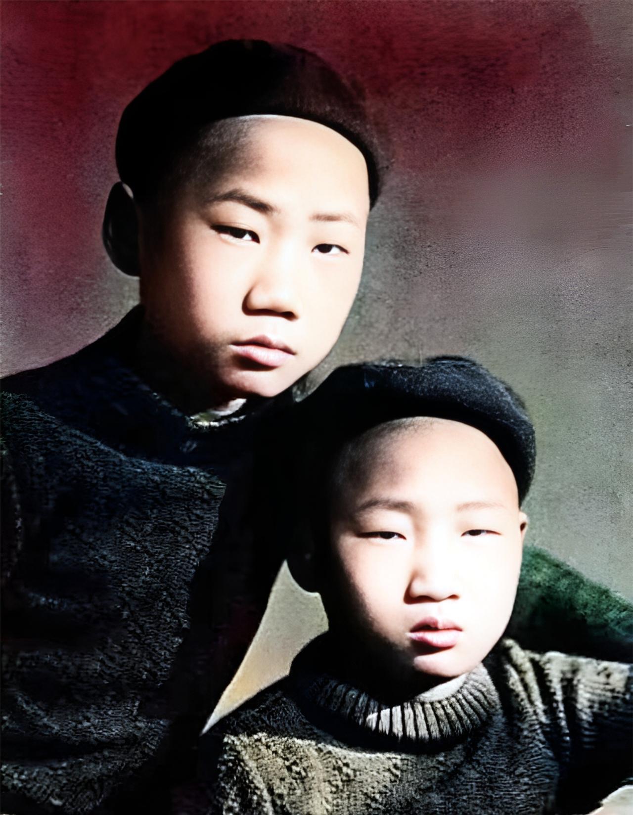 这张照片拍摄于1937年。这一年，毛岸英十五岁，毛岸青十四岁。这是兄弟俩在苏联的