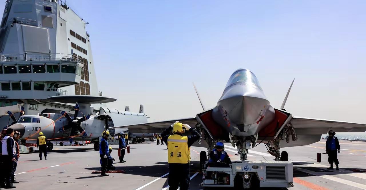 首见福建号航空母舰上，国产歼-35型舰载隐身战斗机，打开了机腹的弹舱门，这个机内
