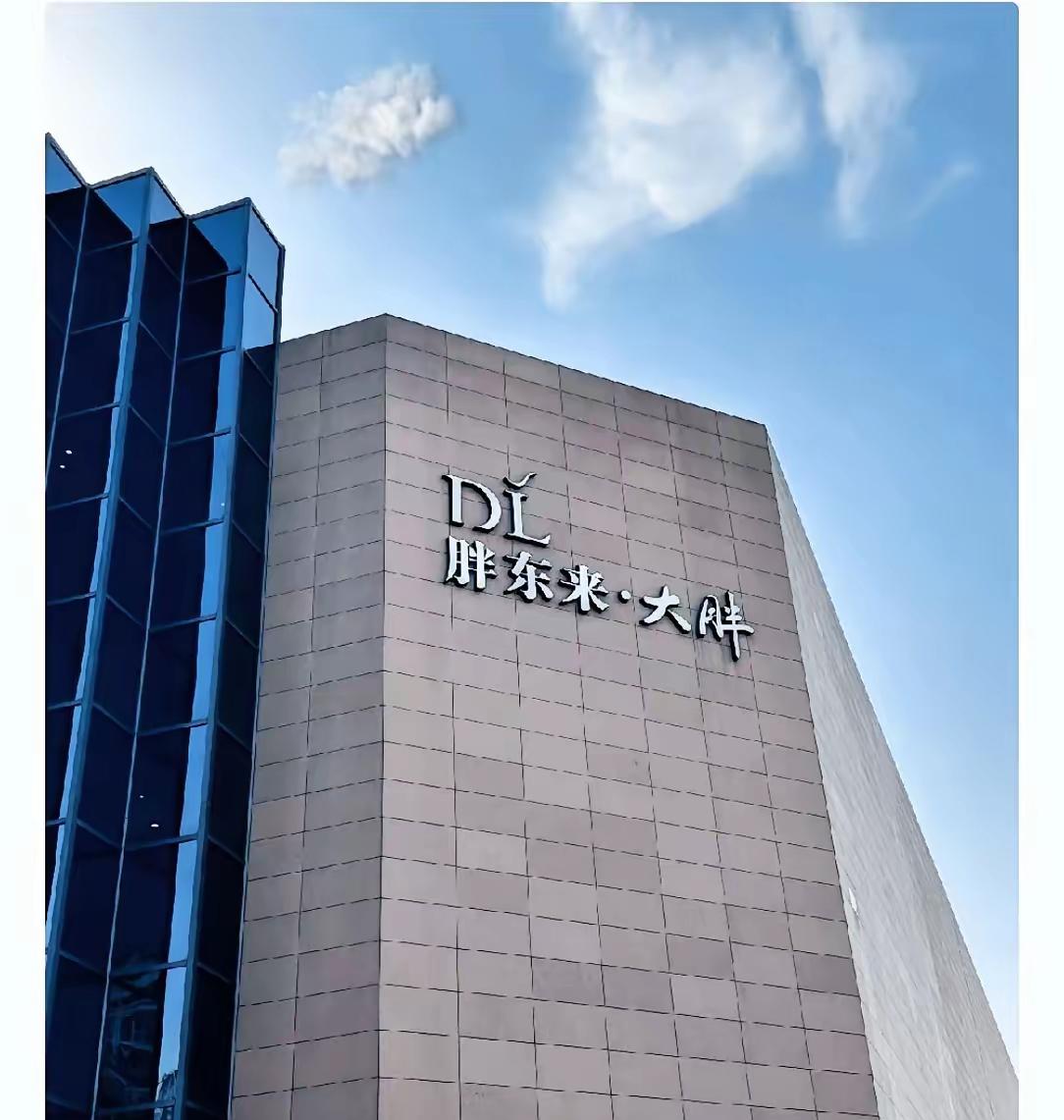 今年的315，硬生生演成了一出荒诞剧。​本来想抓个典型祭旗，结果胖东来刚挨批