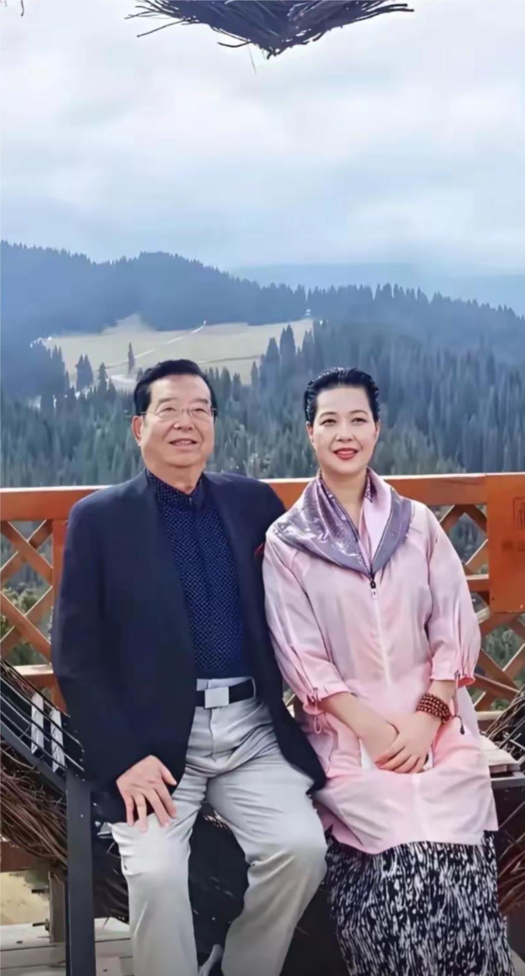 87岁的李双江和59岁的妻子梦鸽在新疆旅游时一张合影，虽然年纪相差甚远，可看起没