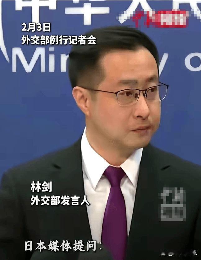 外交部记者会，一个日本记者拿到了话筒，整个人的腰板都挺得笔直。他清了清嗓