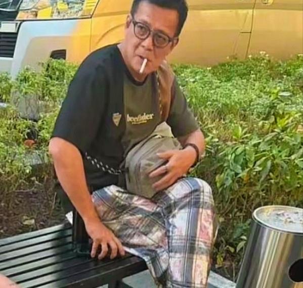 在泰国大街上碰见演郭靖那个黄日华，真人跟电视里完全两码事。一脸凶相，眼神跟刀子似
