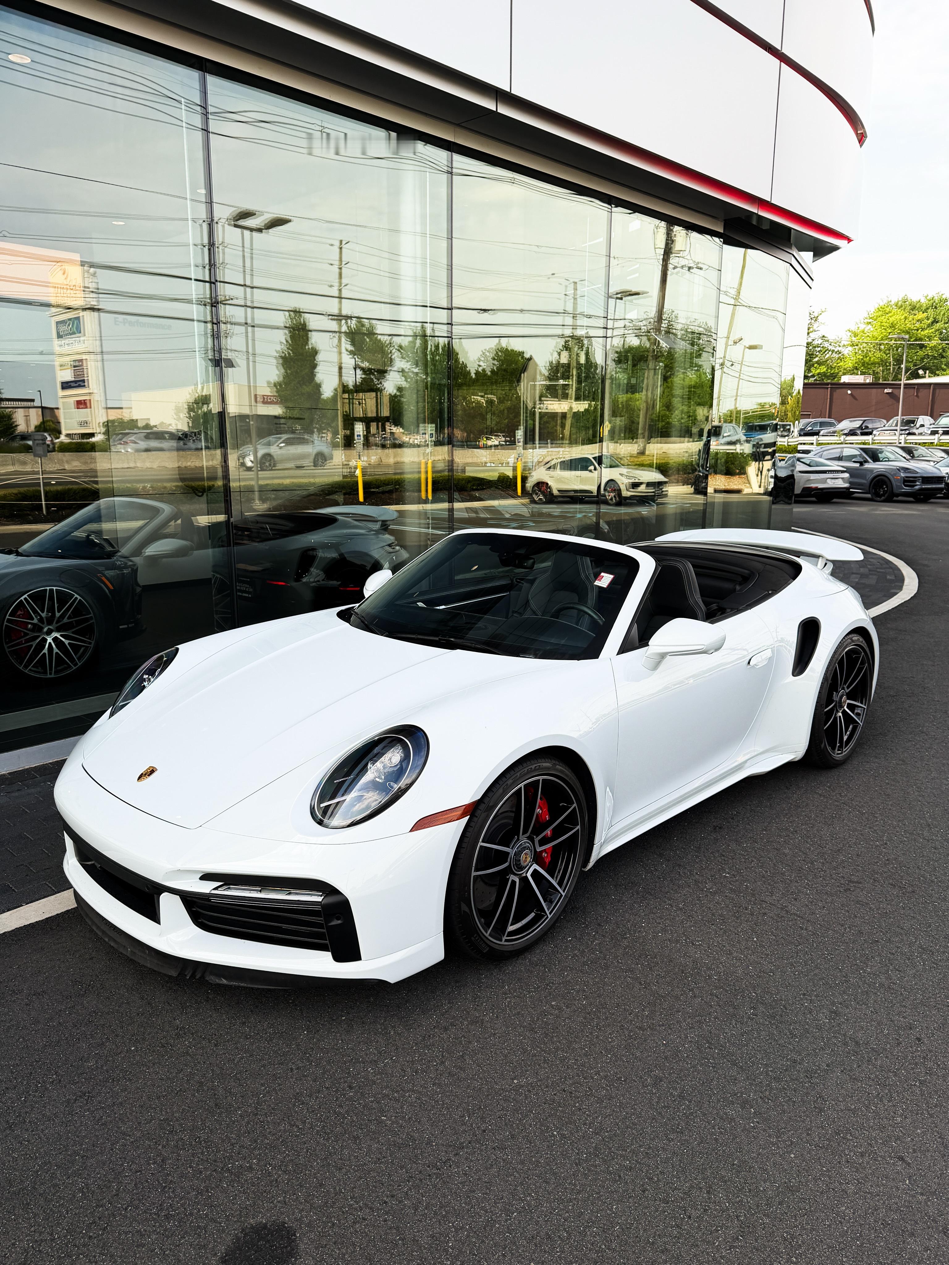 保时捷911 Turbo敞篷版，纯白色车身格外惊艳夺目  这台车内饰为...
