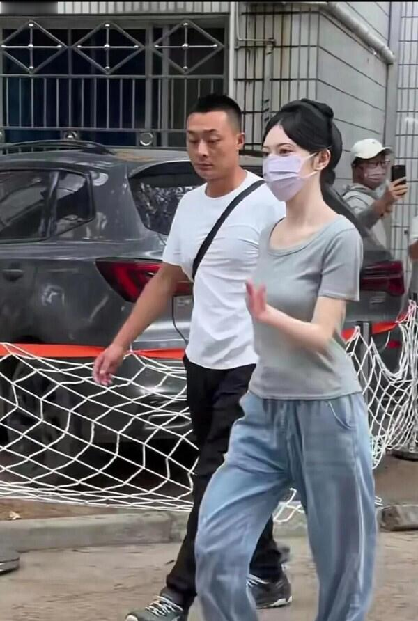 景甜这身材，真有人觉得不对劲？电视里好看，拍照就显胖？这事儿真得聊...