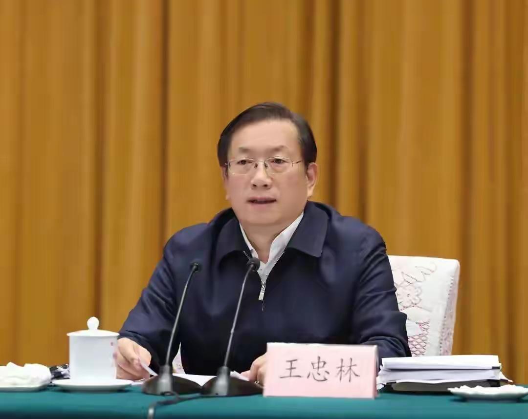 因为已经离开了湖北到全国人大任职，辞去湖北省人大常委会主任职务也是例行和法定程序