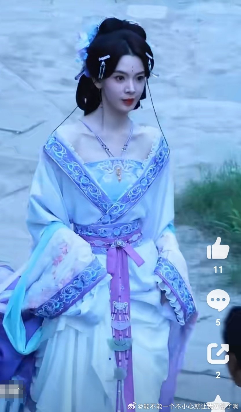 虽然布料也廉价太瘦以至于穿这些款式不好看