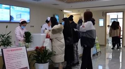 贵州，一女子在诊室中接受治疗，当时正脱裤做检查，身体还是光溜溜的，有陌生男子直接
