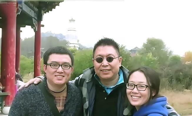 王为念这辈子最后悔的事，不是离婚，而是让儿子王奥在缺爹的时光里长到成年。早年父子