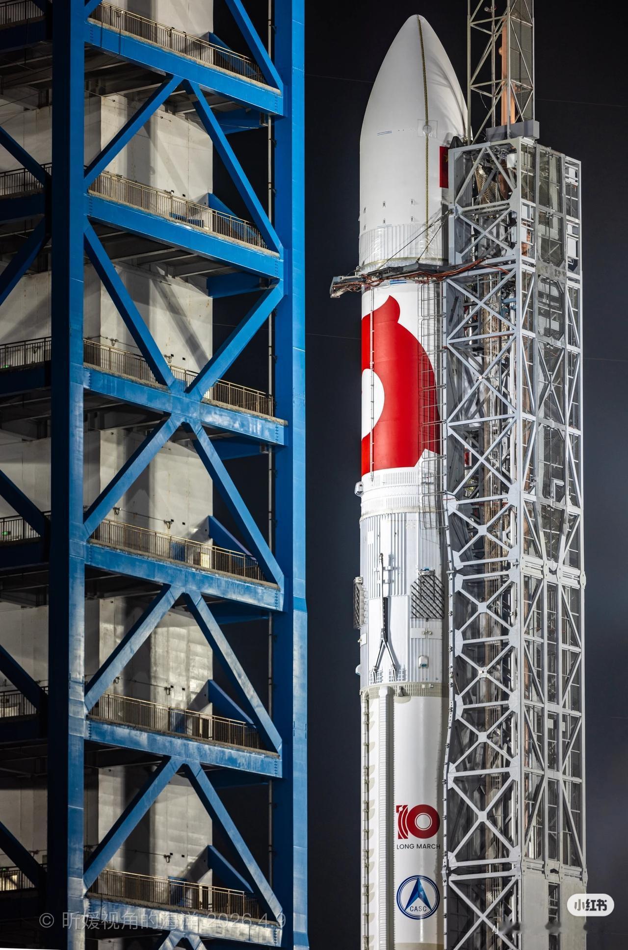 长征十号有多大？有着和胖五一样的五米直径，高度64米，妥妥的一个巨大的光杆箭。一