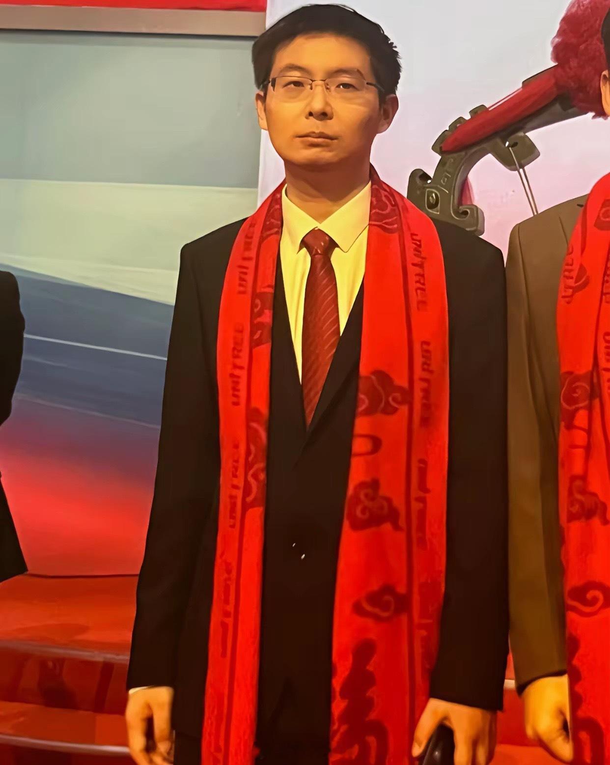 市场证明了王兴兴是个老实人，无论是敲钟还是庆功宴年轻的王总全程不开心，也没有小米上市时雷军那股紧张加
