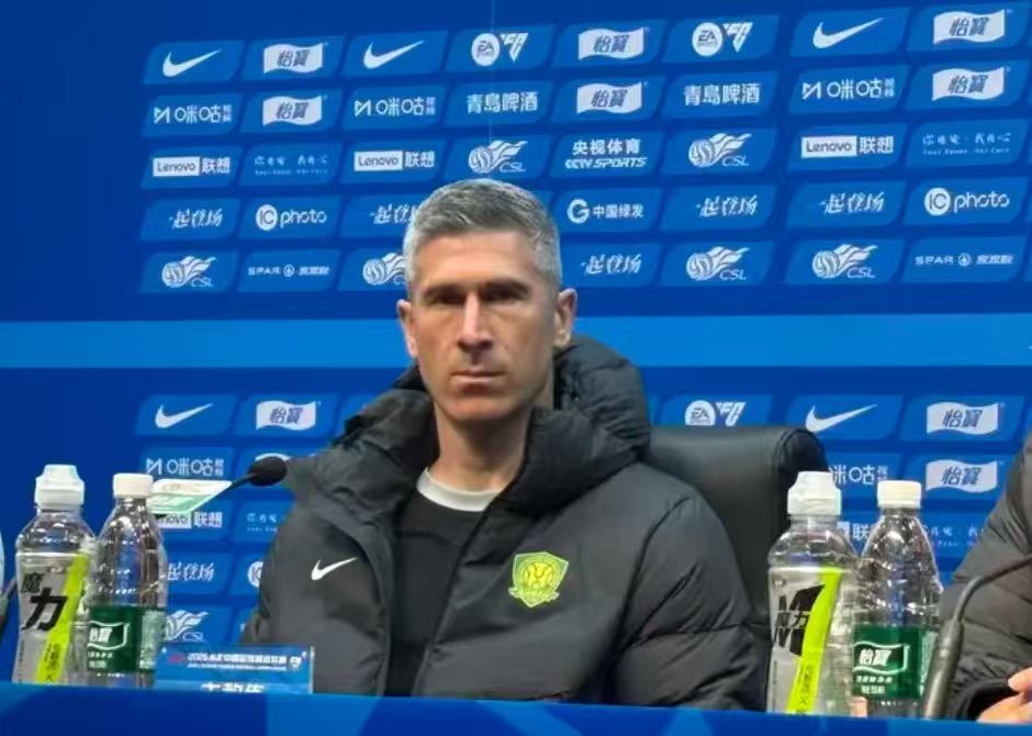 京鲁大战赛前发布会，国安队主教练蒙哥马利带领外援拉莫斯出席，对于球队的伤病情况蒙
