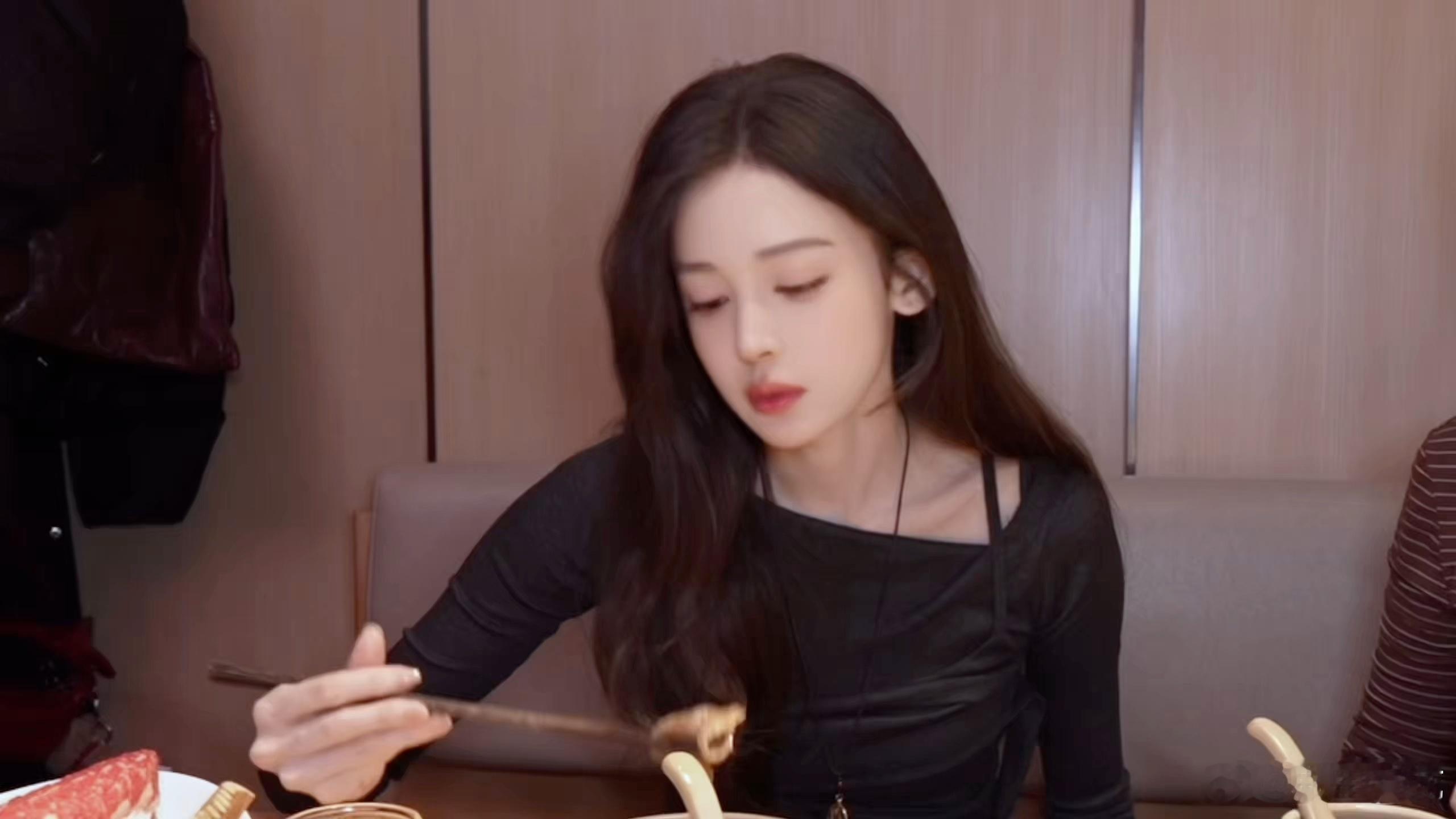 娜扎大年初三宜发vlog娜扎说我们新疆人很威猛的大年初三的快乐是娜扎给的！火锅