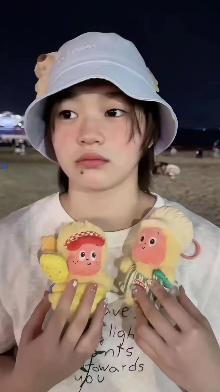 全红婵晒萌照引期待！抱娃娃比心甜度爆表，网友：等婵宝重返巅峰7月5日，
