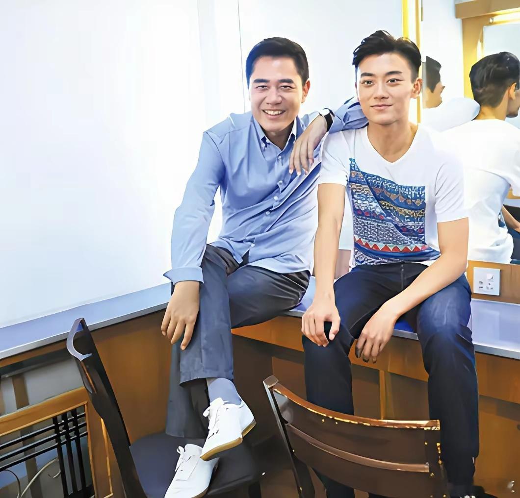 陈奕丞是陈宝国的儿子，今年41岁了，也是一名演员，2011年就开始演戏了，父亲能