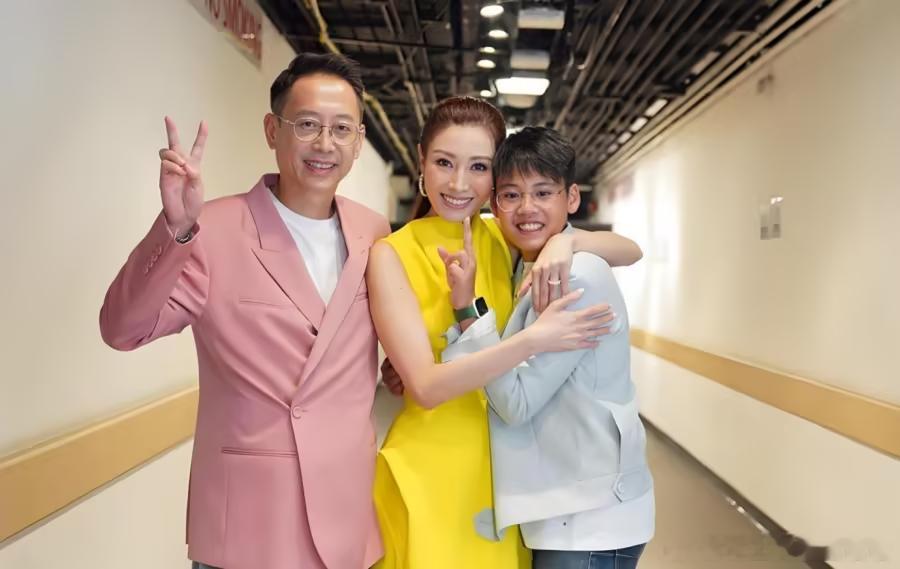 55岁李嘉欣伦敦街头被偶遇！背灰爱马仕探儿子，无P图状态曝光