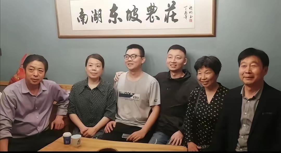不要说什么杜新枝情商高，两个儿子两个儿媳都孝顺她，因为她是得益者，许敏什么也没得