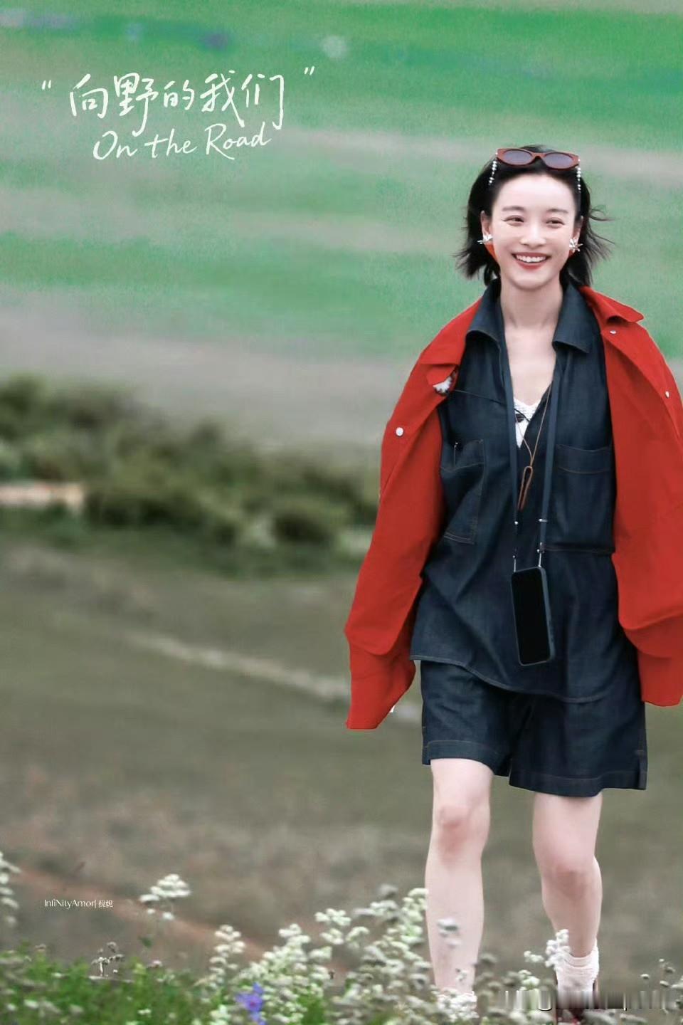 倪妮在新疆这组路透简直绝了，红外套配短裤，随性又飒，跟旷野背景搭得刚刚好。别人