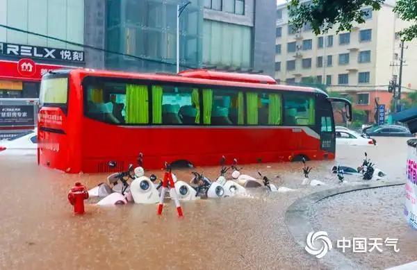 五一多地有大暴雨【大暴雨！南方降雨今起进入最强时段五一假期仍有大范围降雨】南方