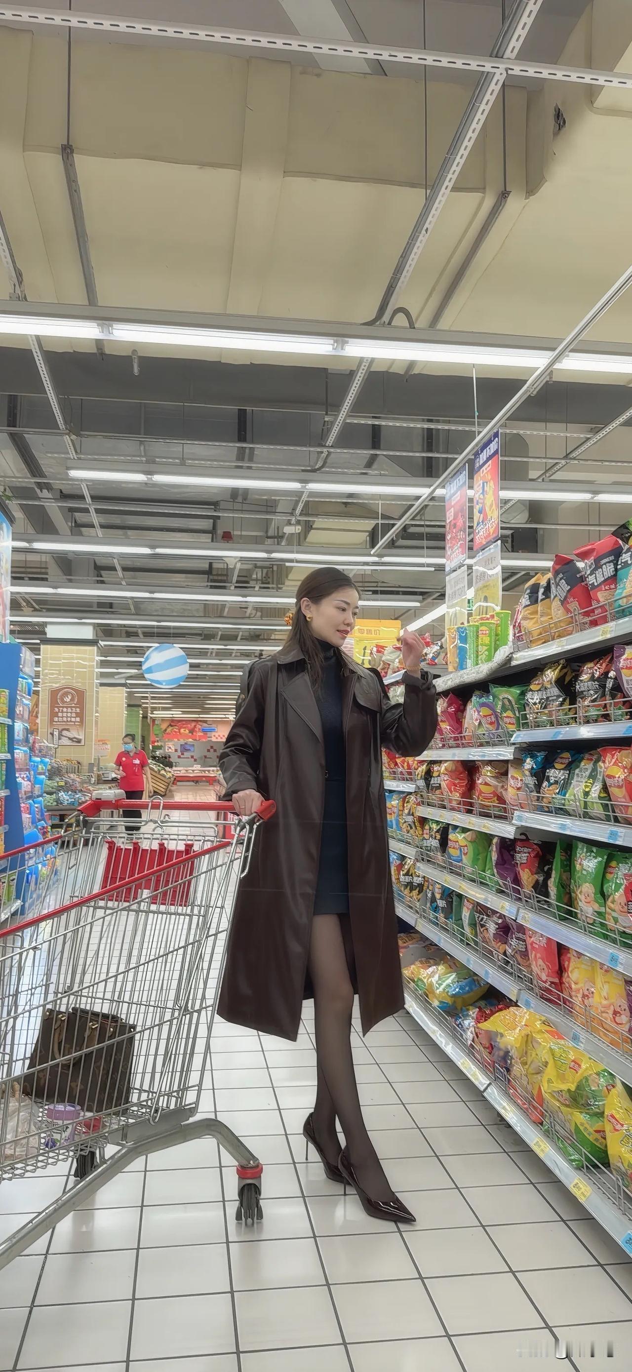 都市丽人逛超市，时尚穿搭引人注目！