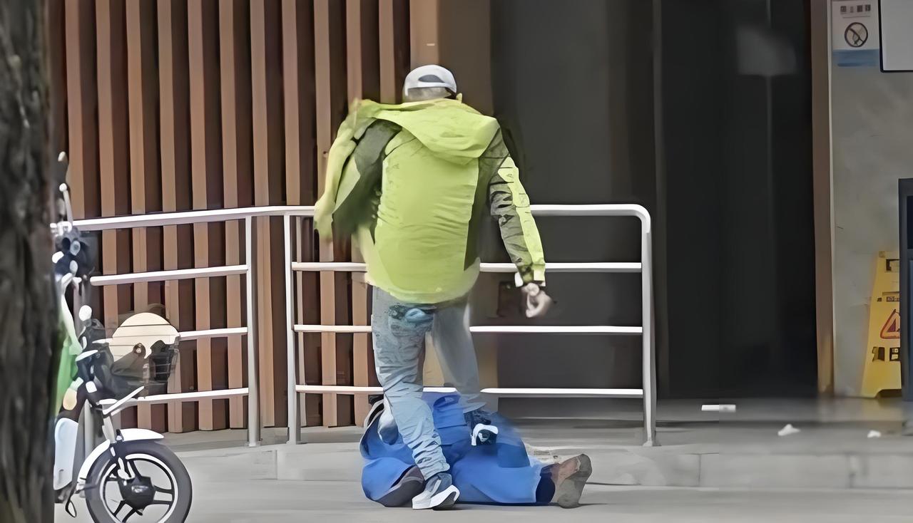 什么年代了，还敢当街殴打环卫工，警察迅速出击。10月22日古都西安发