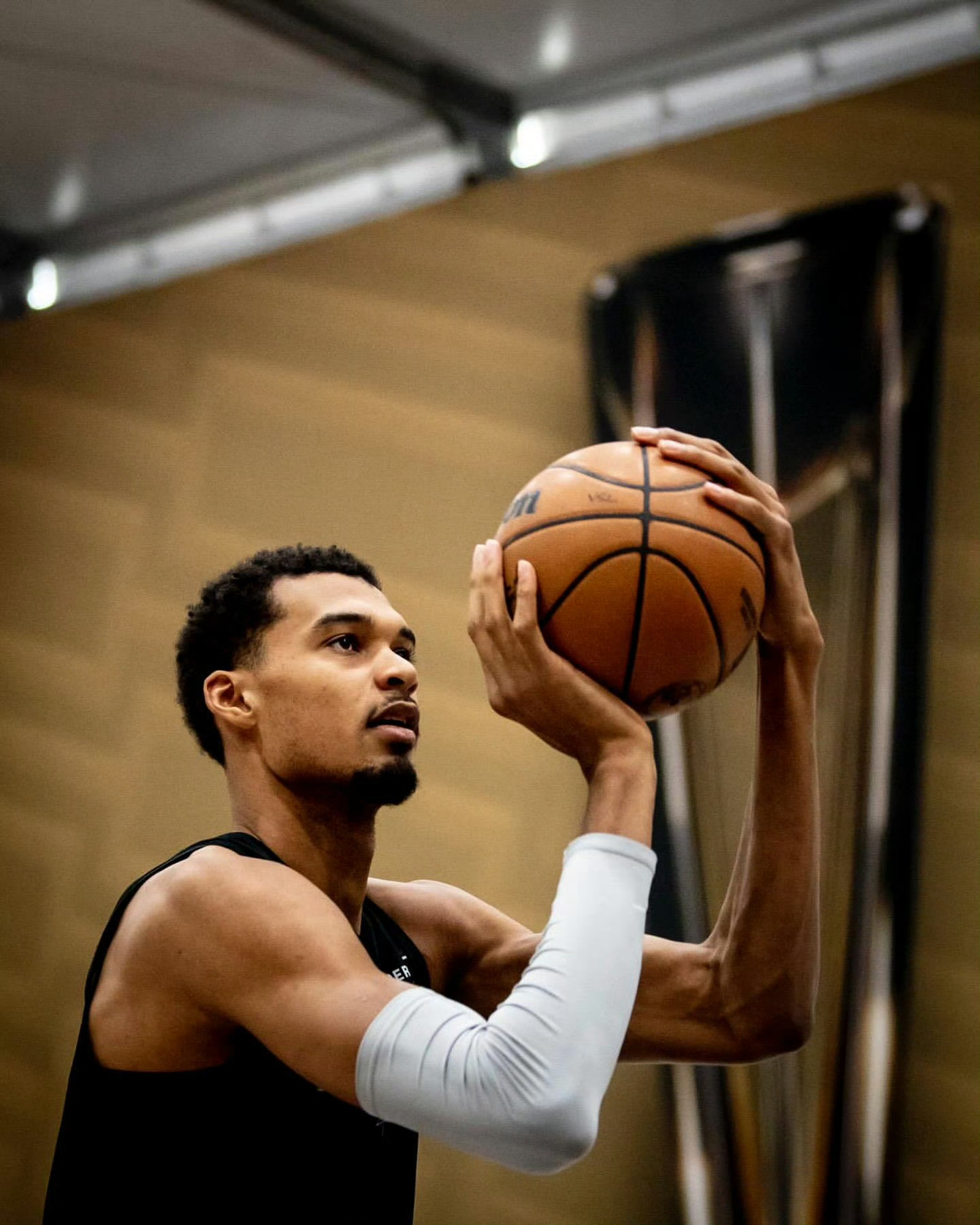 文班亚马明天是否先发？米奇-约翰逊:“这是个好问题，这件事我会和他继续沟通、深入