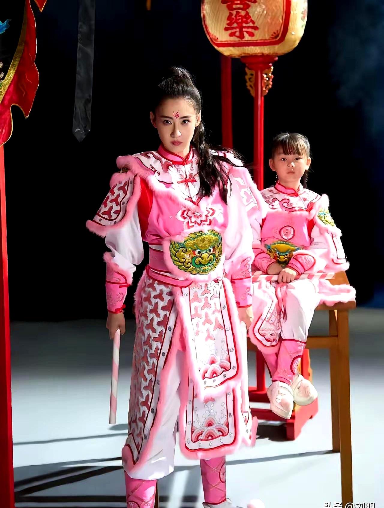 45亿阅读量！张柏芝这段英歌舞是真炸了，没想到带她入门的竟是个7岁小姑娘！这