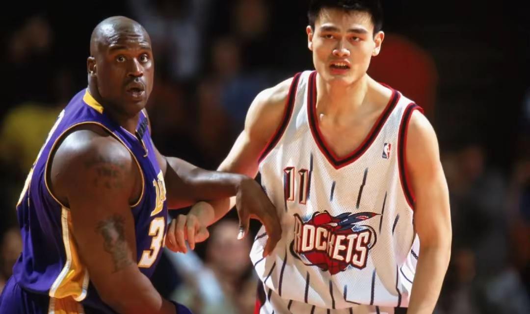 年少不知姚明好，怒看翰森打哈欠！当姚明顶着首个亚裔状元头衔去篮下硬顶奥尼尔，挂住