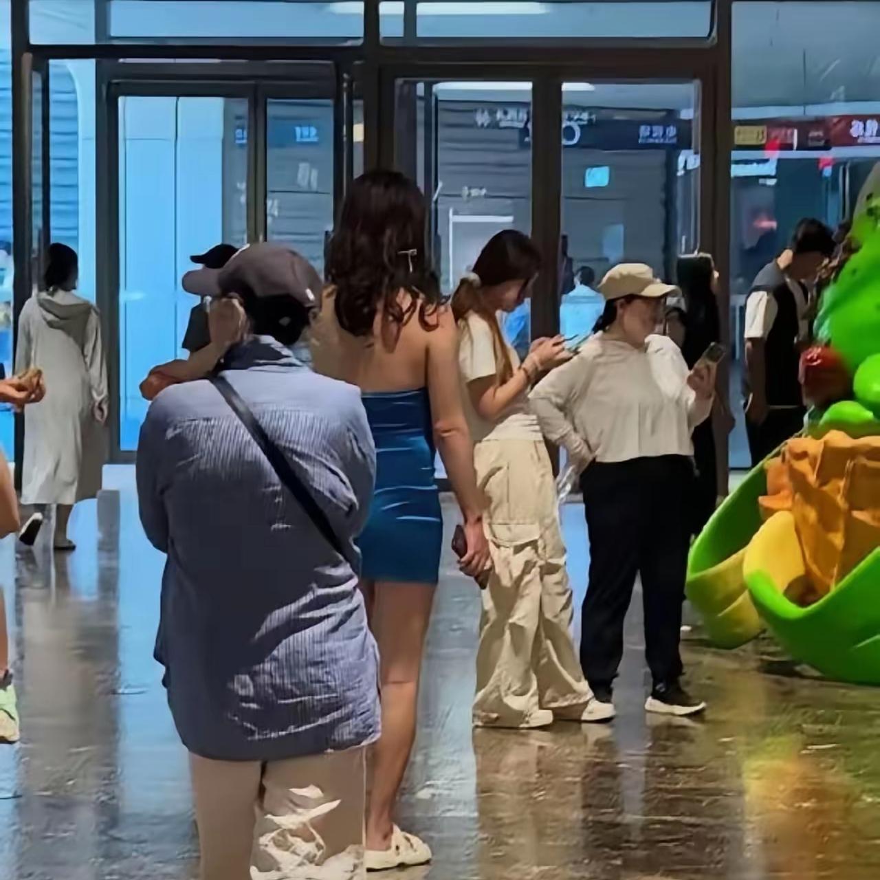 赛格曾经的商户一姐彻底选择退场，五楼、负一楼原有门店全部清空，新商家已经进场装修