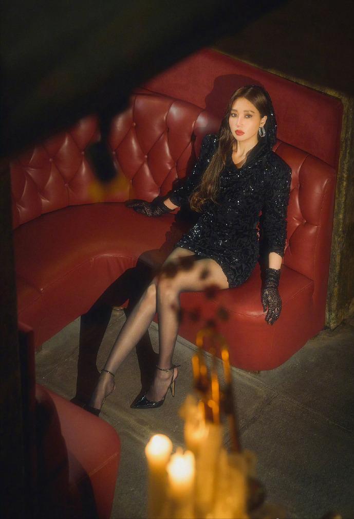 “歌手2025”黄丽玲最新造型，黑丝热辣，英姿飒爽魅力超凡完美女神，真的每一张照