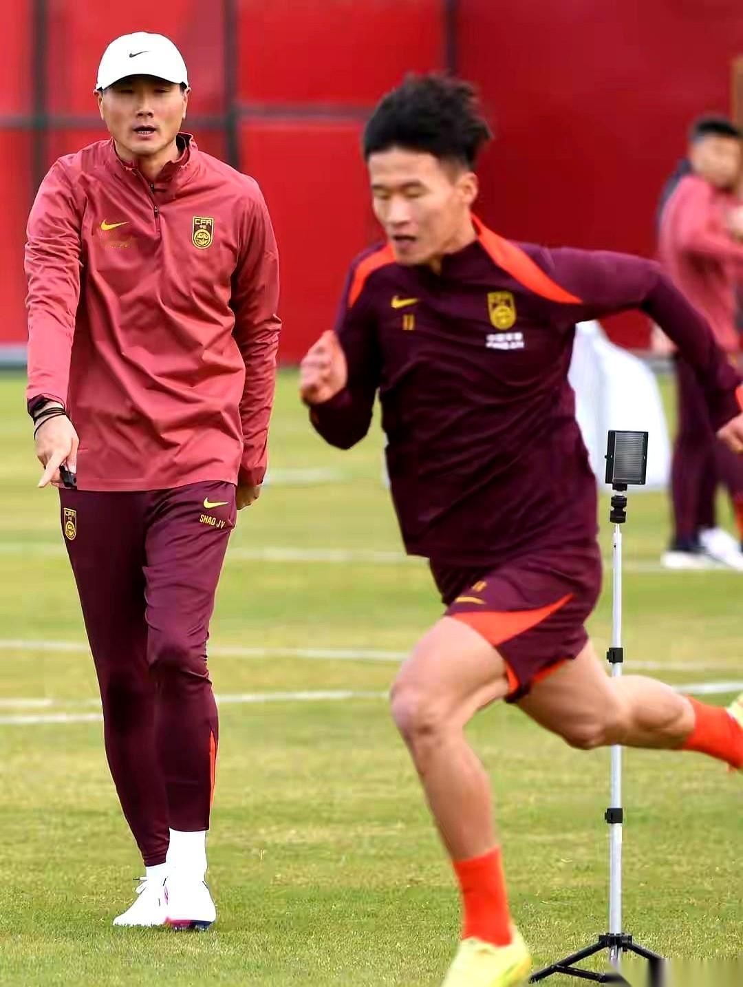 没人直播，几乎没人看，国足在迪拜却闷声干了件大事。三场热身赛，1胜2平，一场没