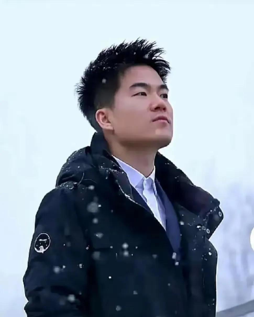 一组数据直接给我干沉默了！与辉同行年销234亿，胖东来235亿，账面几乎打平。