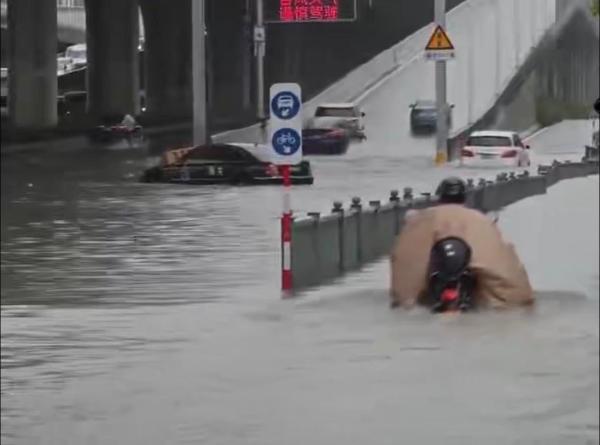 这下真的是“雨好大也要出发”了